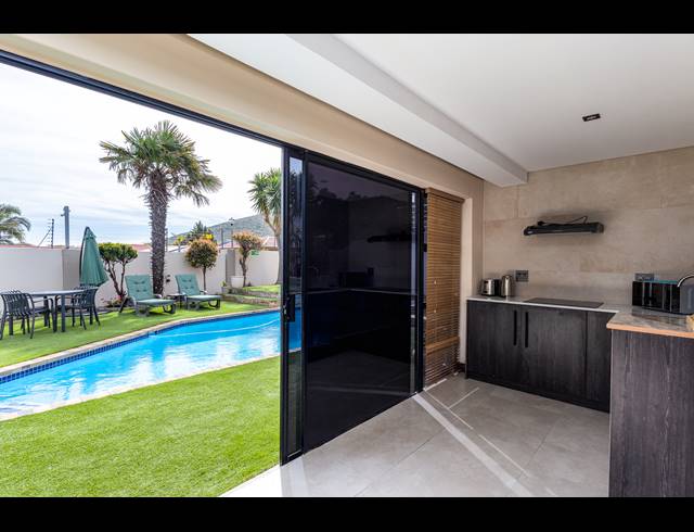 13 BEDROOM FREESTANDING FOR SALE IN PLATTEKLOOF